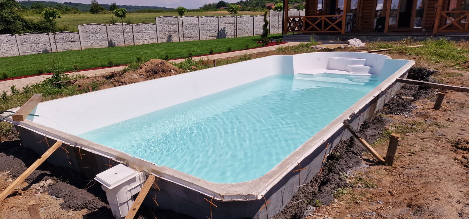 Poliesterski bazen.jpg
